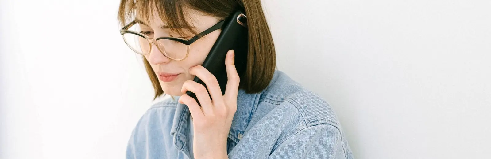 Customer on the phone to Fizzy Cleaning for a free cleaning quote in Auckland